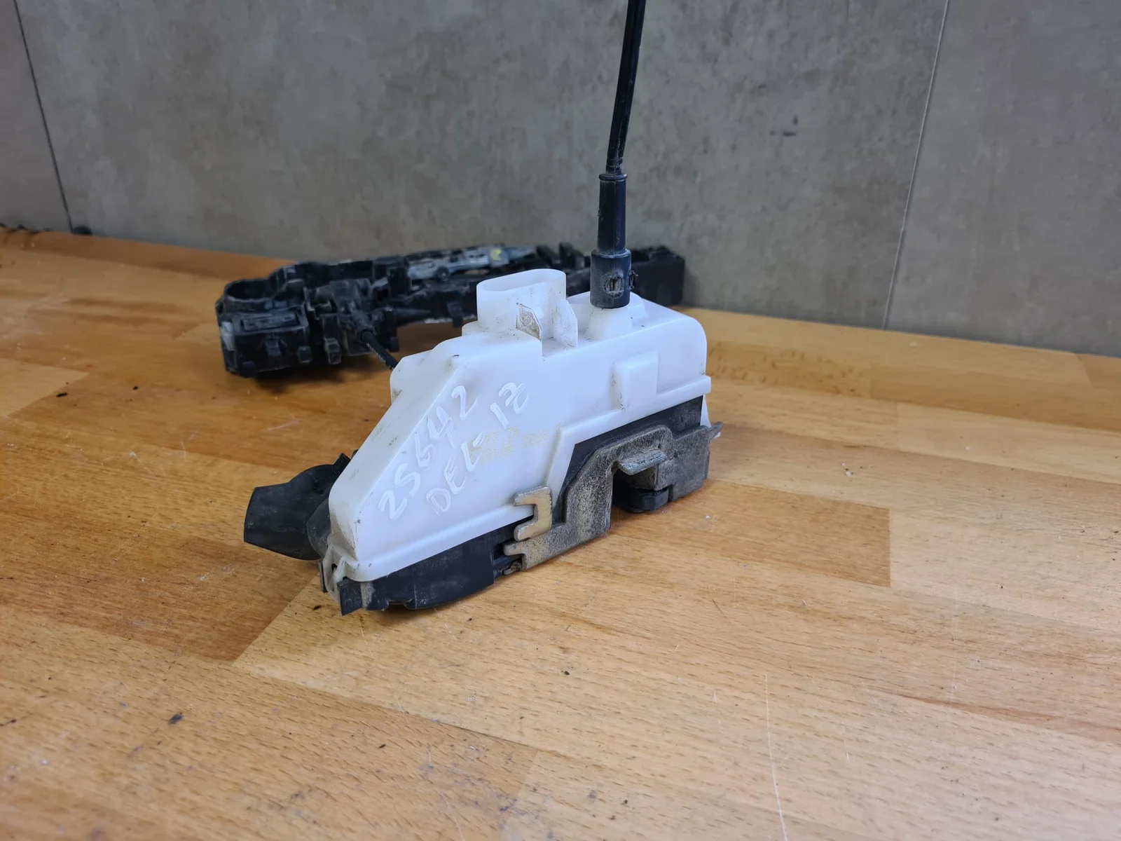 Foto de CERRADURA PUERTA DELANTERA IZQUIERDA RENAULT MEGANE II BERLINA 5P referencia 8200028463