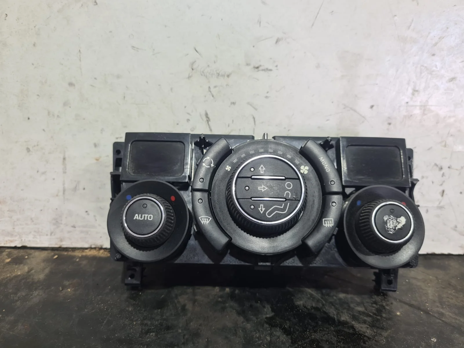 Foto de MANDO CLIMATIZADOR PEUGEOT 308 referencia 96850724XT