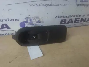 Foto de MANDO ELEVALUNAS DELANTERO DERECHO RENAULT SCENIC II (JM) referencia 156013740