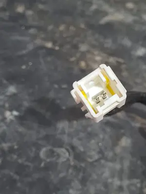 Foto de CERRADURA MALETERO / PORTON RENAULT CLIO II FASE II (B/CB0) referencia 7700308997 foto 4