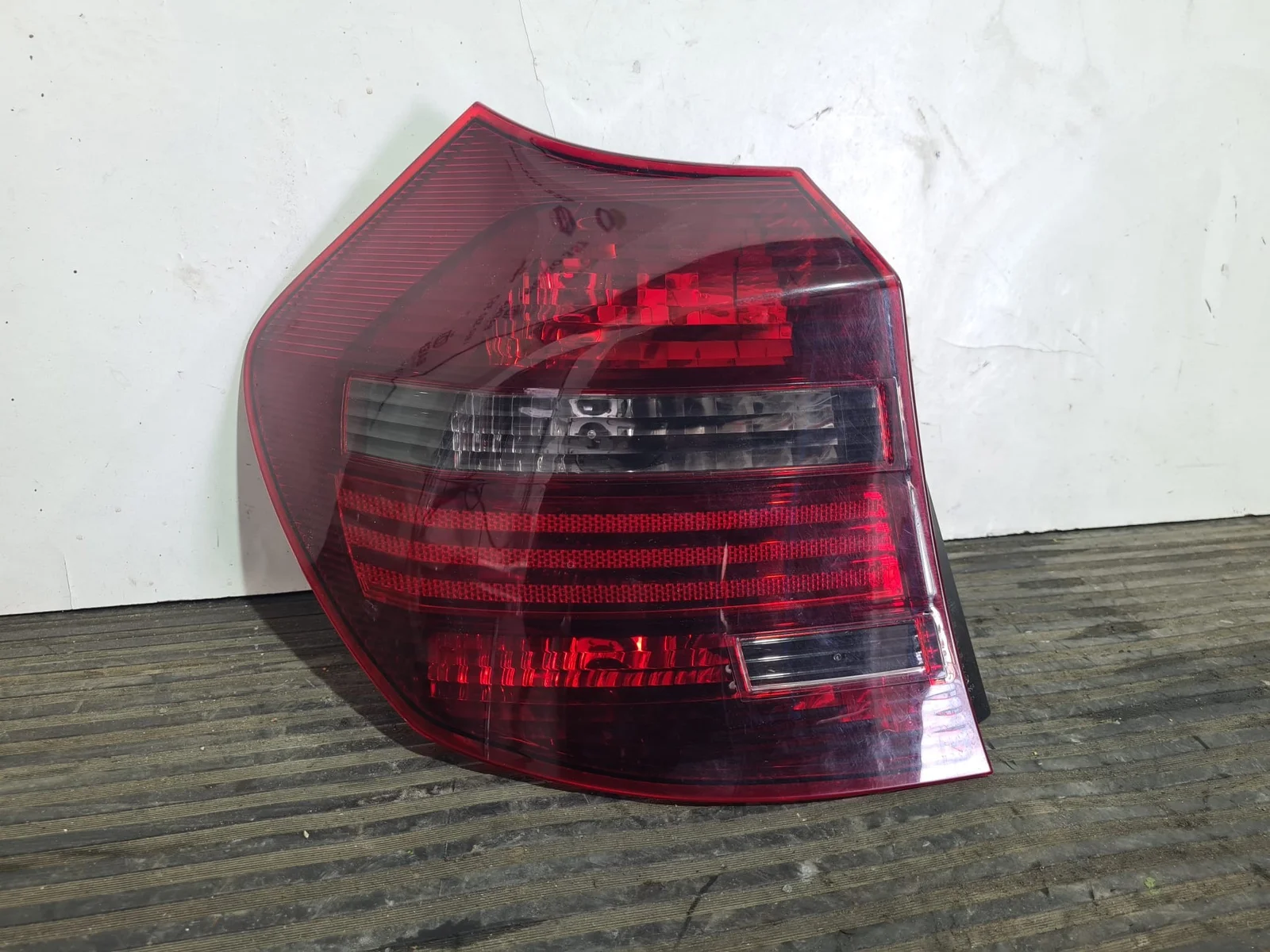 Foto de PILOTO TRASERO IZQUIERDO BMW SERIE 1 BERLINA (E81/E87) referencia 63210442637