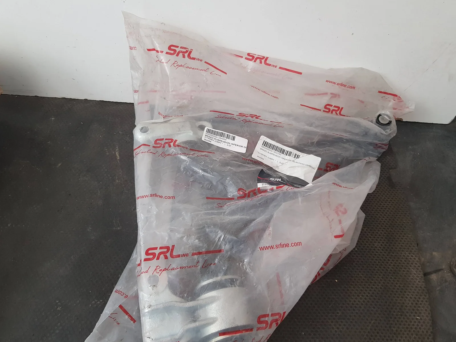Foto de BRAZO SUSPENSION INFERIOR DELANTERO DERECHO SIN MARCA SIN MODELO referencia 3520R8