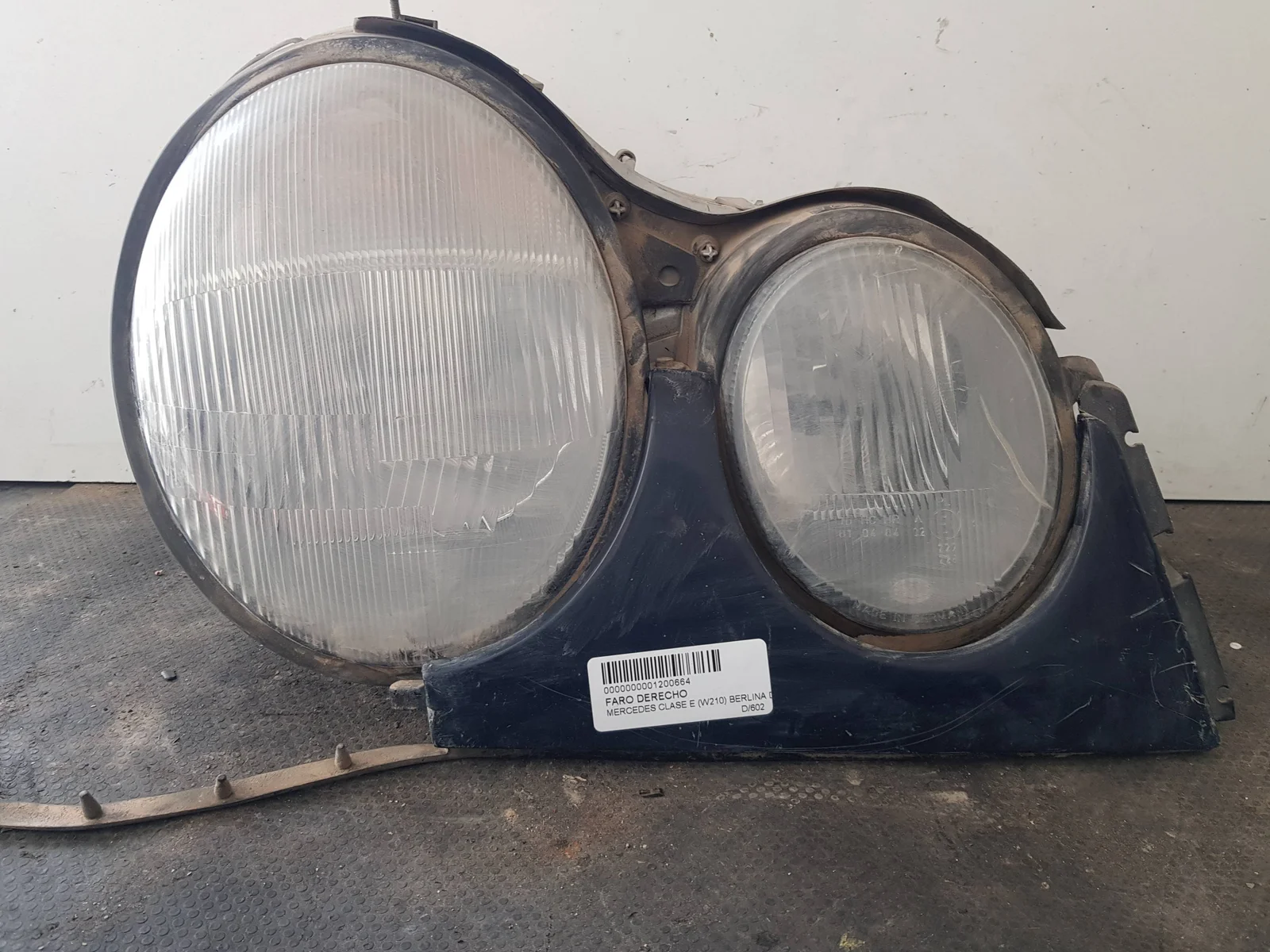 Foto de FARO DERECHO MERCEDES-BENZ CLASE E (BM 210) BERLINA