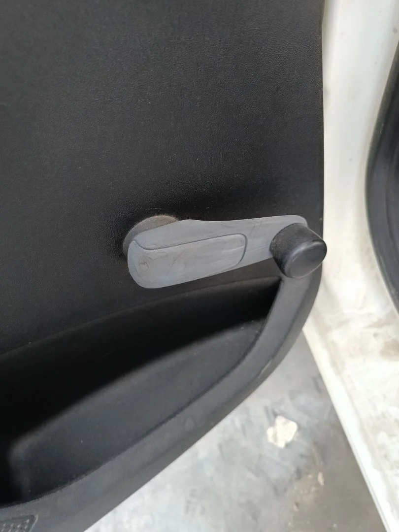 Foto de MANETA ELEVALUNAS TRASERA IZQUIERDA PEUGEOT 208
