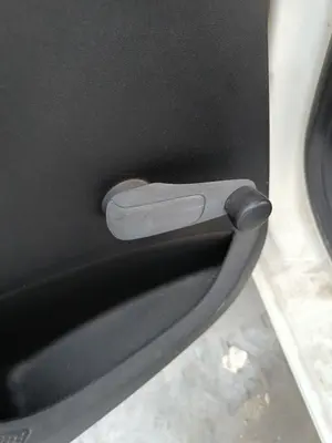 Foto de MANETA ELEVALUNAS TRASERA IZQUIERDA PEUGEOT 208