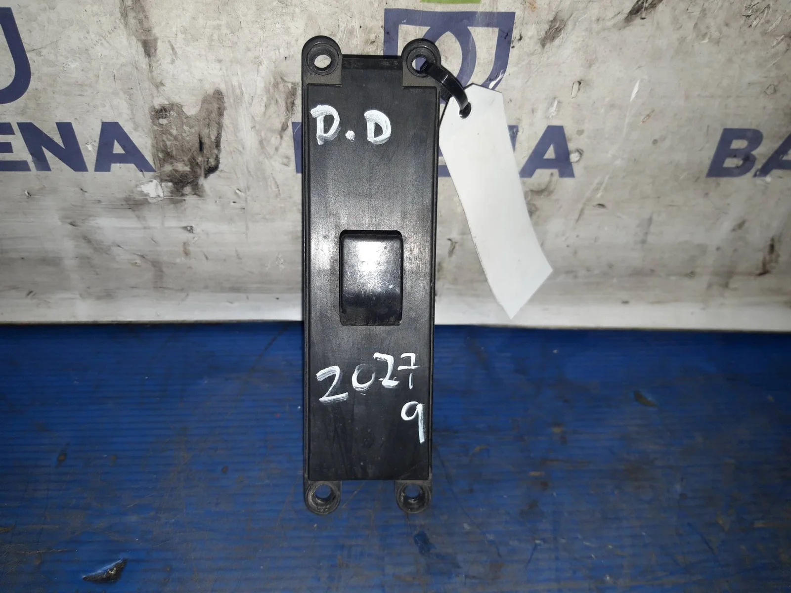 Foto de MANDO ELEVALUNAS DELANTERO DERECHO NISSAN MAXIMA QX (A32) referencia 2541144U60