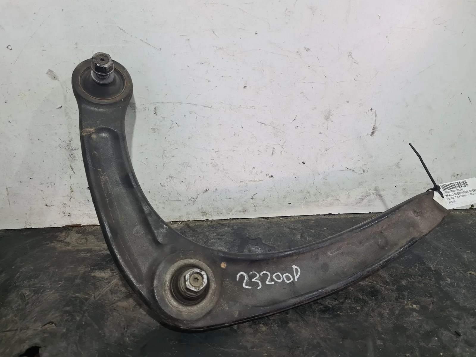 Foto de BRAZO SUSPENSION INFERIOR DELANTERO DERECHO PEUGEOT 308 referencia 833548