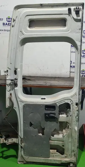 Foto de PORTON TRASERO DERECHO RENAULT MASTER COMBI foto 2