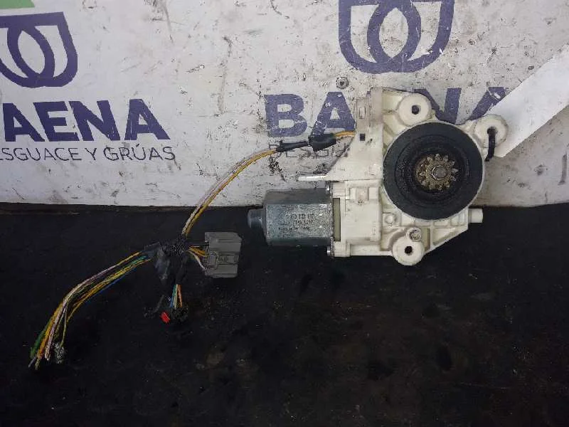 Foto de MOTOR ELEVALUNAS DELANTERO IZQUIERDO FORD FOCUS BERLINA (CAP) referencia 995208101