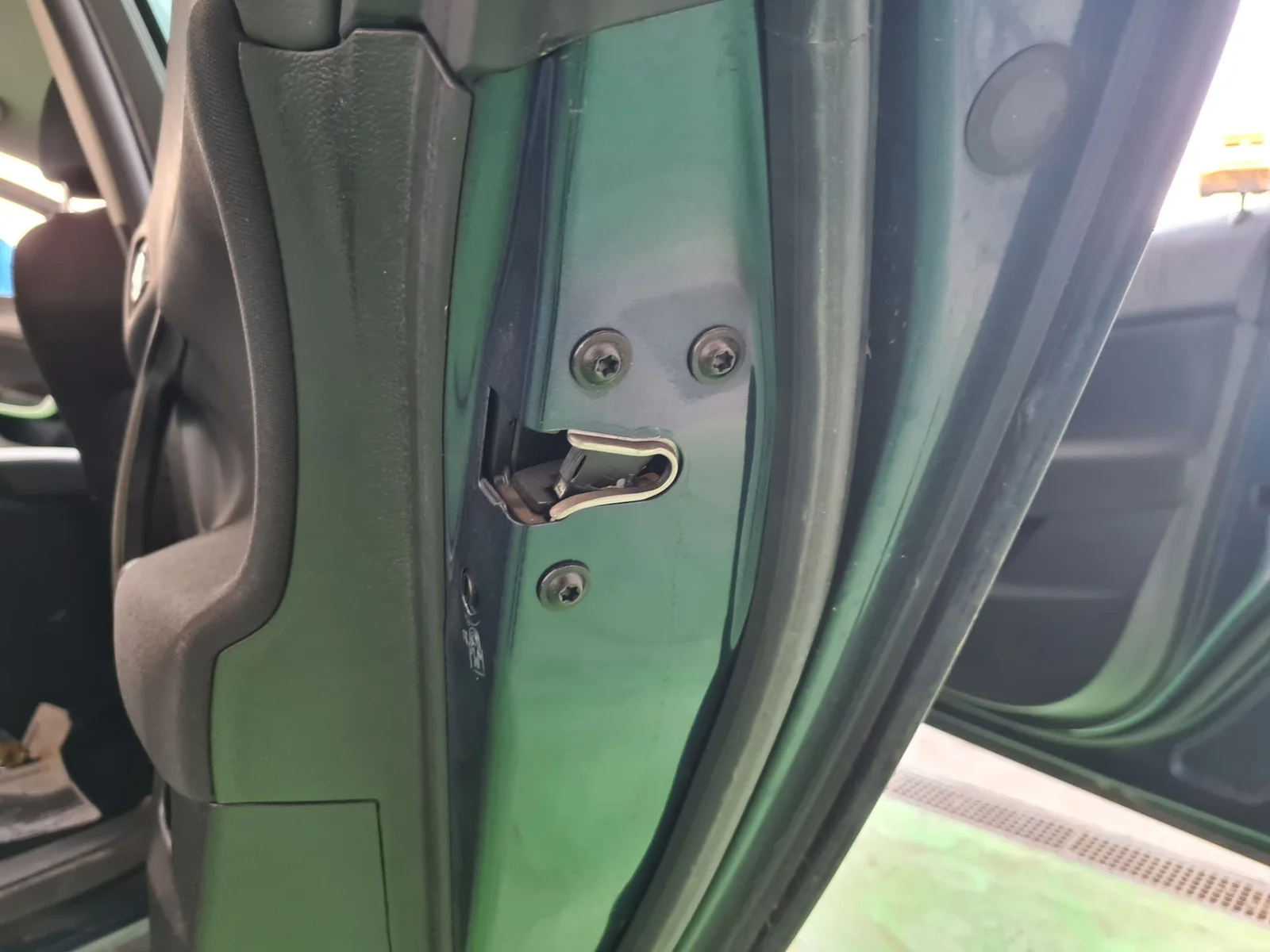 Foto de CERRADURA PUERTA TRASERA DERECHA OPEL INSIGNIA BERLINA