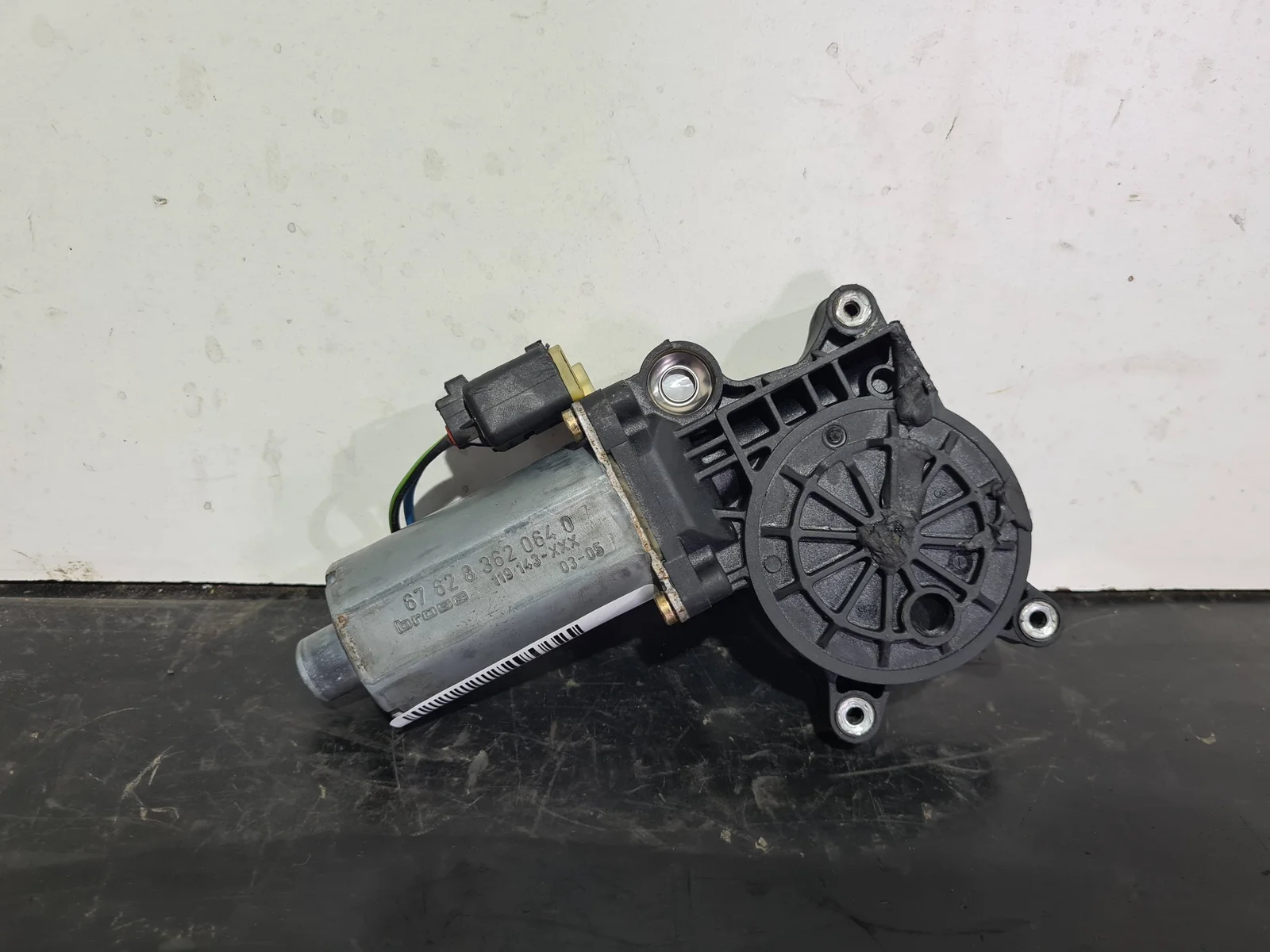 Foto de MOTOR ELEVALUNAS TRASERO DERECHO SIN MARCA SIN MODELO referencia 0130821717