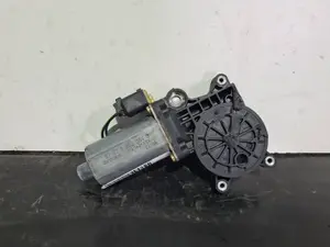 Foto de MOTOR ELEVALUNAS TRASERO DERECHO SIN MARCA SIN MODELO referencia 0130821717