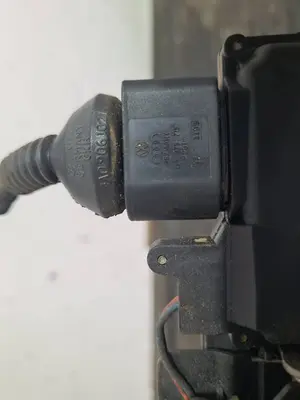 Foto de CERRADURA PUERTA DELANTERA IZQUIERDA AUDI A4 BERLINA (8E) referencia 4B1837015G foto 2