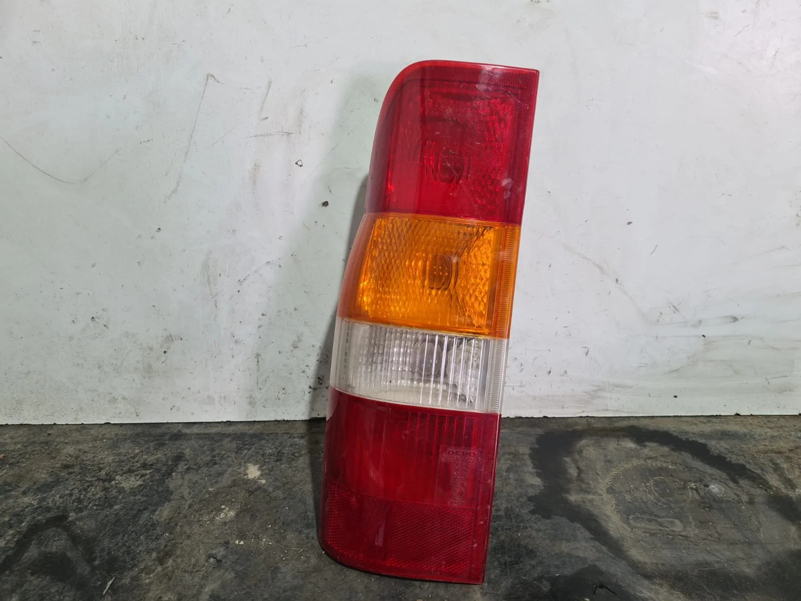 Foto de PILOTO TRASERO IZQUIERDO FORD TRANSIT FURGÓN CORTO (FY) referencia YC1X13N004A