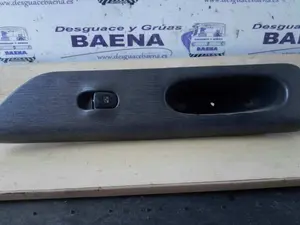 Foto de MANDO ELEVALUNAS DELANTERO DERECHO SIN MARCA SIN MODELO referencia 7701707065