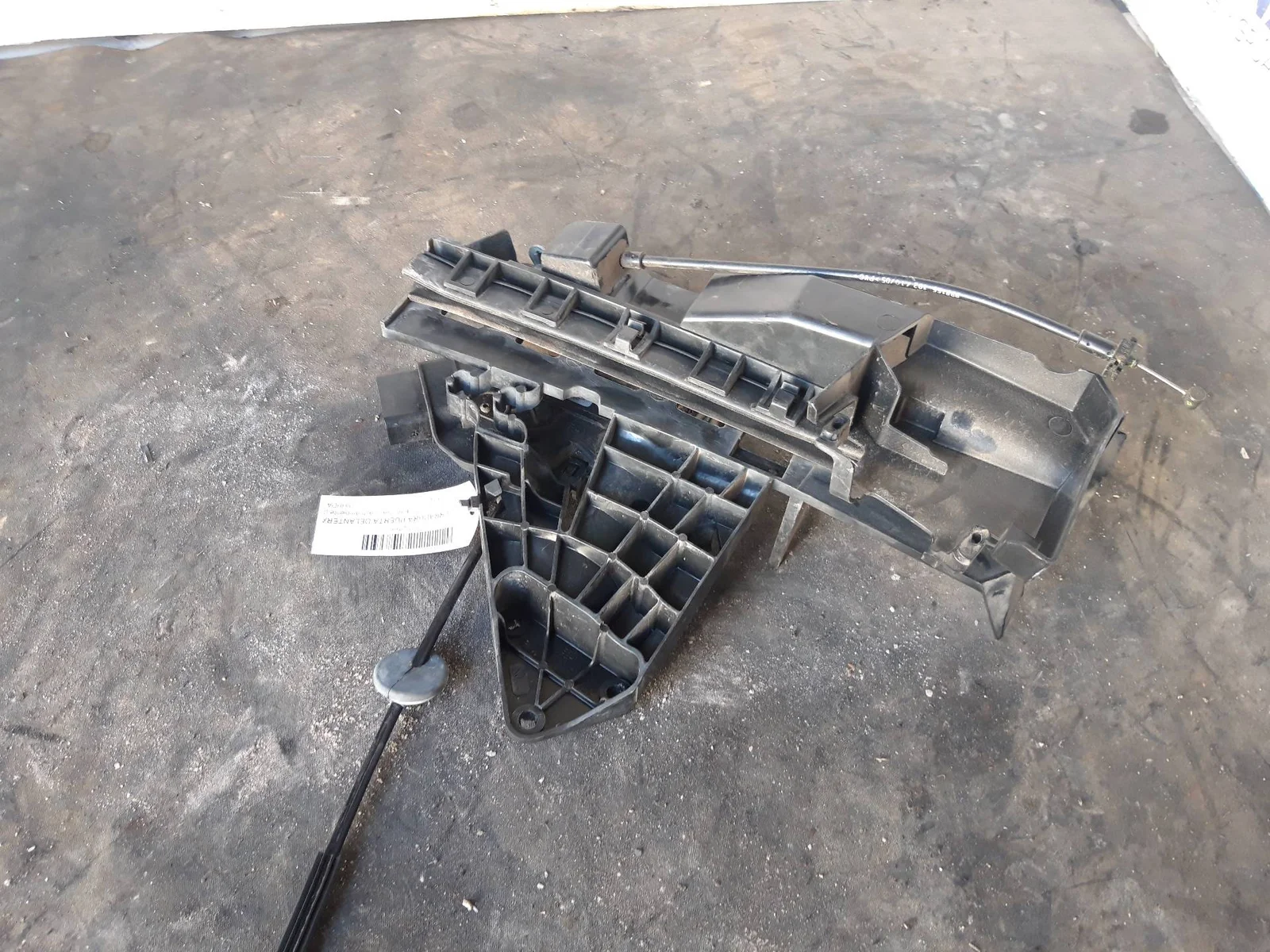 Foto de CERRADURA PUERTA DELANTERA DERECHA FORD FOCUS BERLINA (CAP) referencia R21812AJ