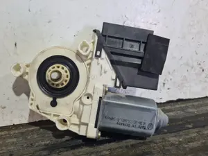 Foto de MOTOR ELEVALUNAS DELANTERO DERECHO SIN MARCA SIN MODELO referencia 104383101