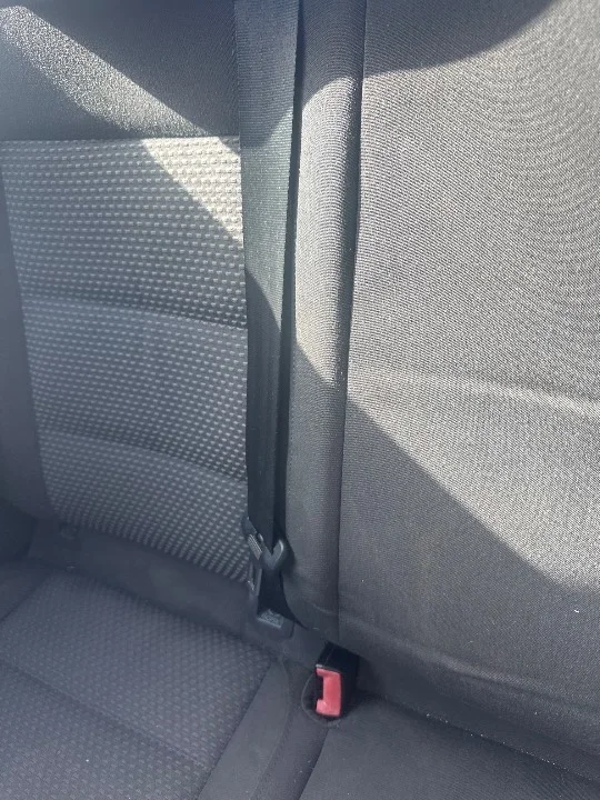 Foto de CINTURON SEGURIDAD TRASERO CENTRAL VOLKSWAGEN GOLF V (1K1)(10.2003)