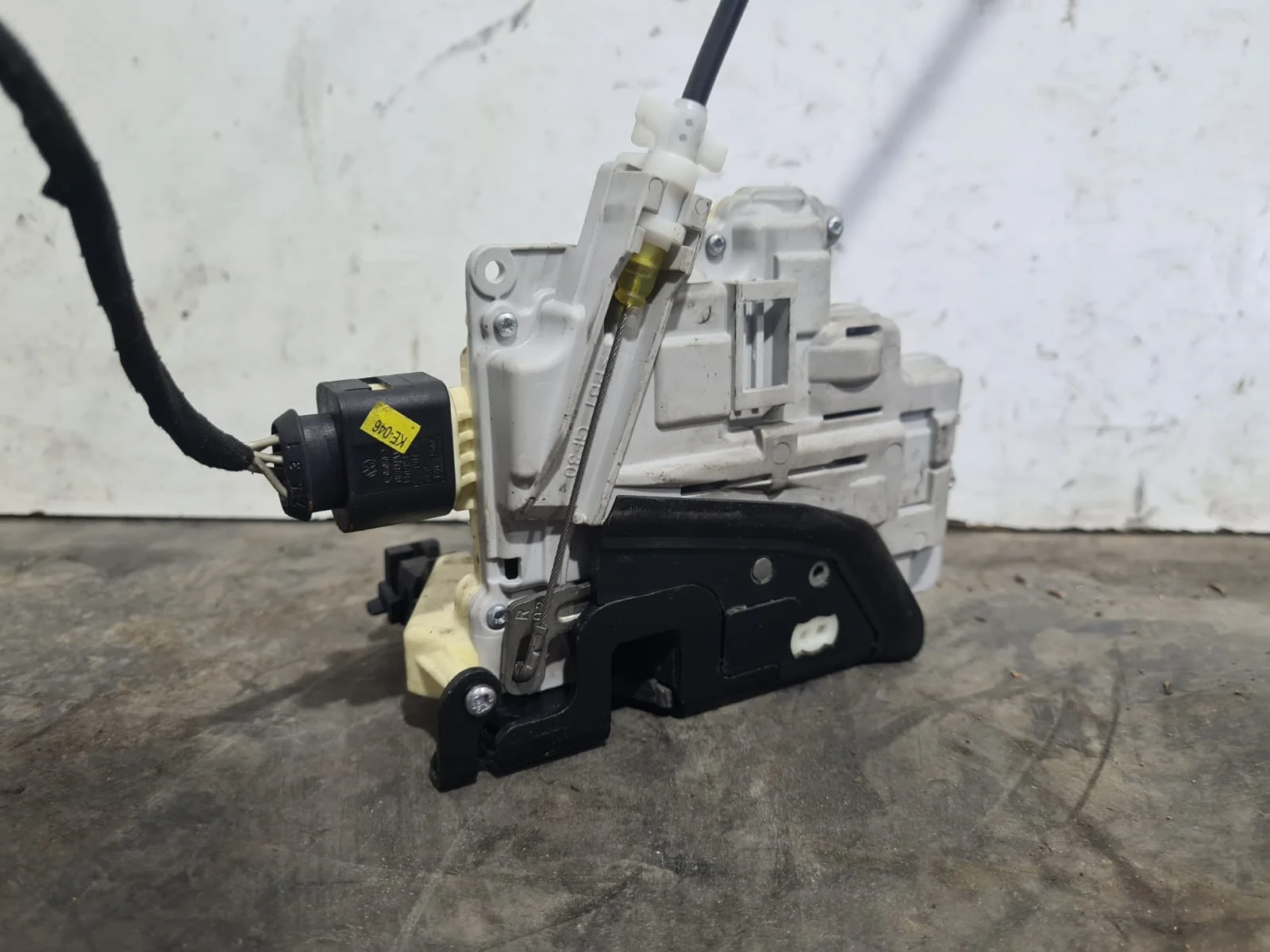 Foto de CERRADURA PUERTA DELANTERA DERECHA VOLKSWAGEN PASSAT BERLINA (3C2) referencia 3C1837015A