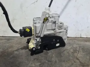 Foto de CERRADURA PUERTA DELANTERA DERECHA VOLKSWAGEN PASSAT BERLINA (3C2) referencia 3C1837015A foto 1