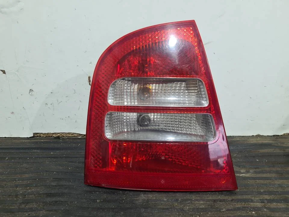 Foto de PILOTO TRASERO IZQUIERDO SKODA OCTAVIA BERLINA (1U2) referencia ZSB1U6945095
