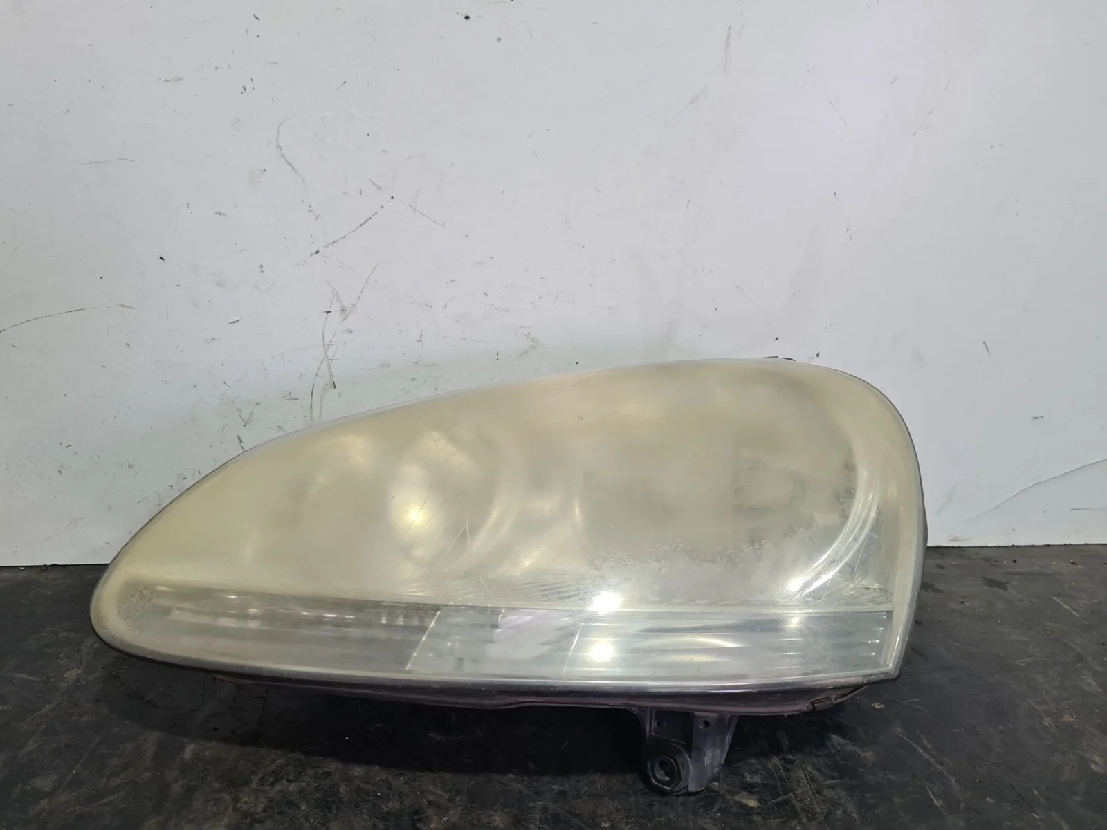 Foto de FARO IZQUIERDO VOLKSWAGEN GOLF V (1K1)(10.2003) referencia 1K6941005N