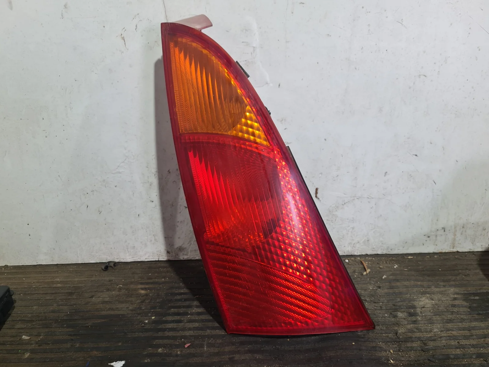 Foto de PILOTO TRASERO IZQUIERDO FORD FOCUS BERLINA (CAK) referencia XS4X13405AC