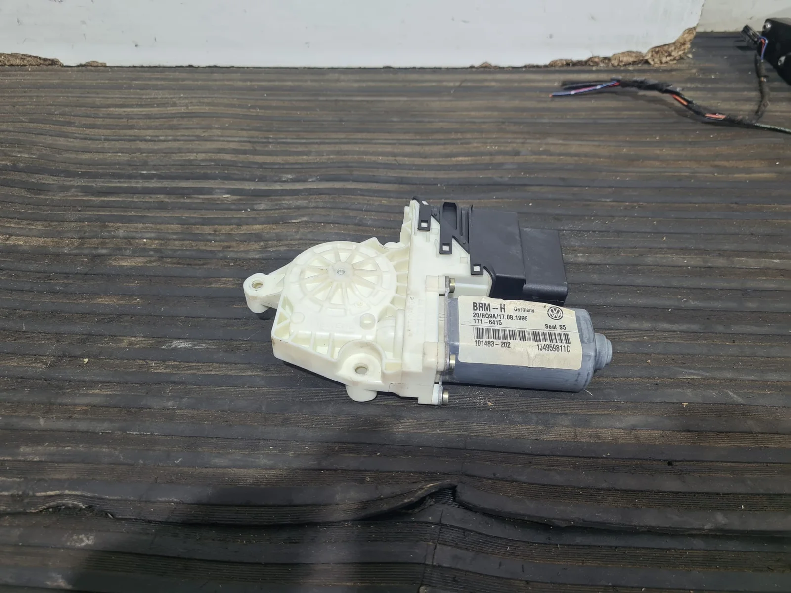 Foto de MOTOR ELEVALUNAS TRASERO IZQUIERDO SEAT TOLEDO (1M2) referencia 9776101439203