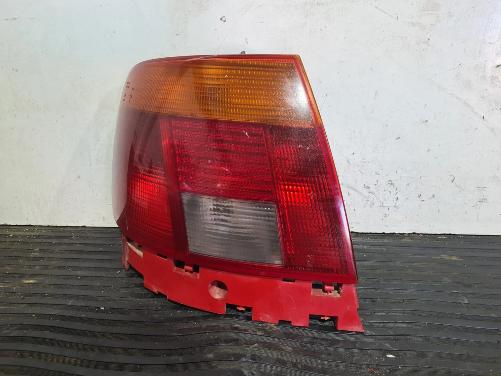 Foto de PILOTO TRASERO IZQUIERDO AUDI A4 AVANT (B5) referencia 8D0945095A