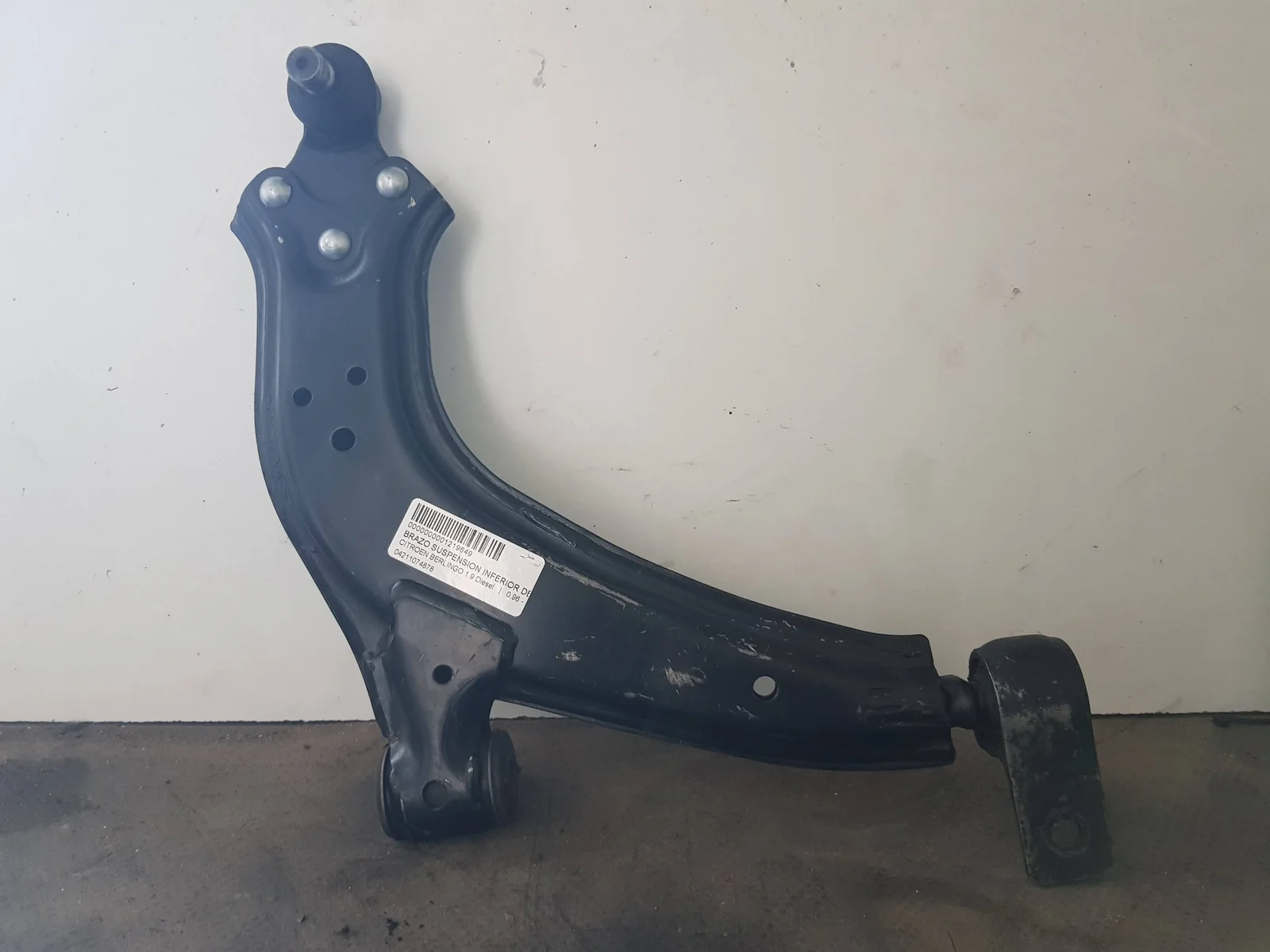 Foto de BRAZO SUSPENSION INFERIOR DELANTERO DERECHO SIN MARCA SIN MODELO referencia 04211074878