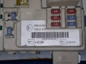 Foto de CAJA RELES / FUSIBLES FORD FOCUS BERLINA (CB4) referencia 97RA000001 foto 5