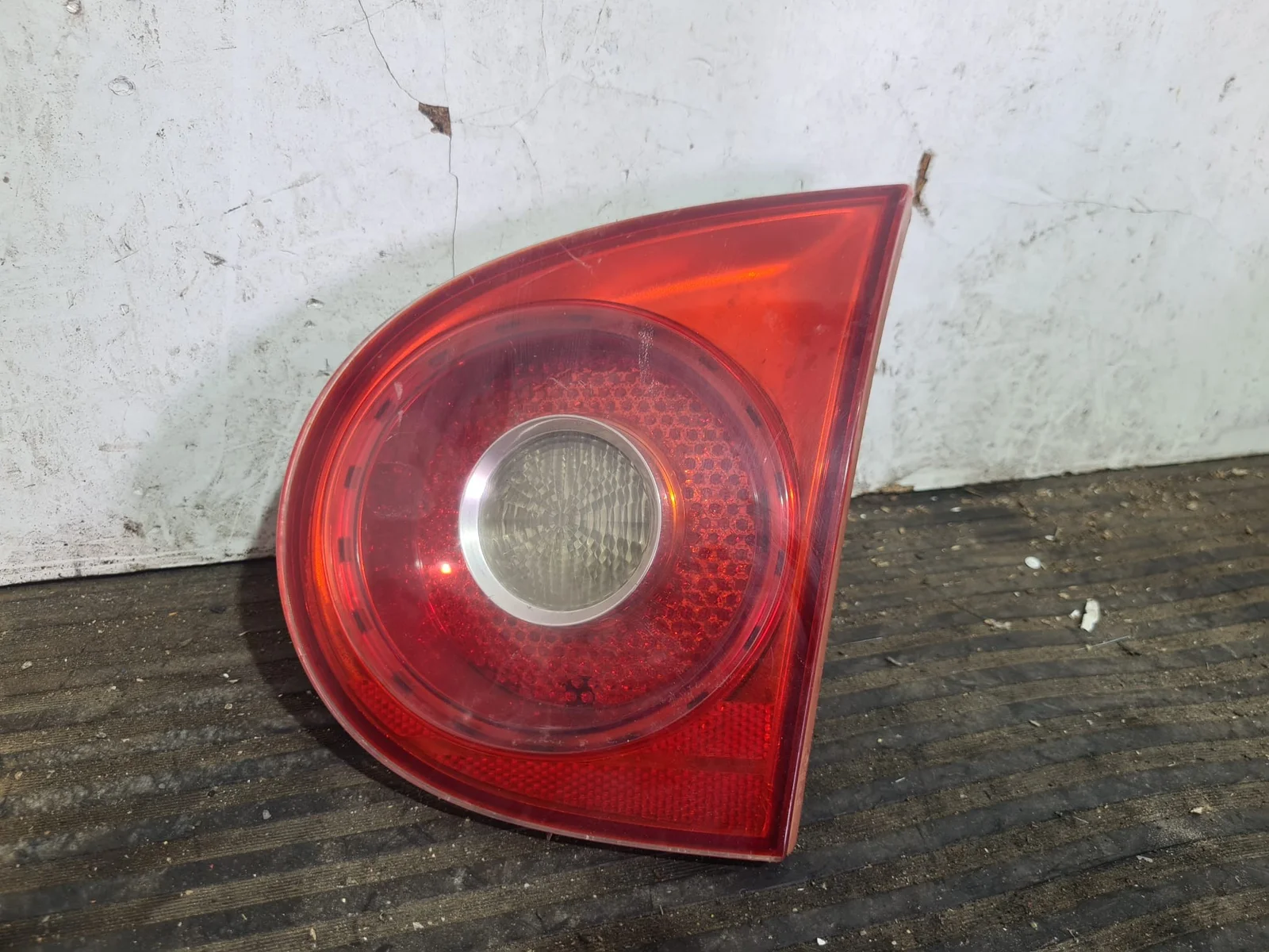 Foto de PILOTO TRASERO DERECHO INTERIOR VOLKSWAGEN GOLF V (1K1)(10.2003) referencia 1K6945094J