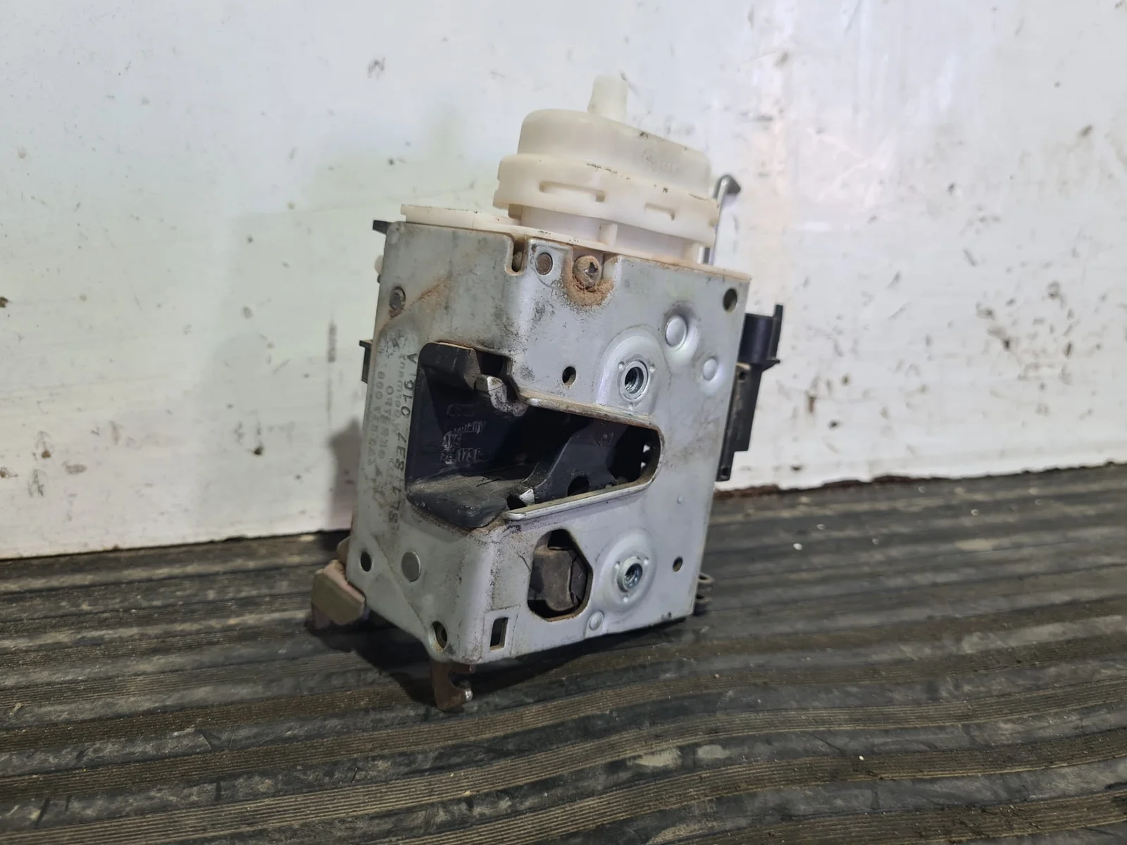 Foto de CERRADURA PUERTA DELANTERA DERECHA AUDI A3 (8L) referencia 8L1837016A