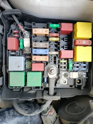 Foto de CAJA RELES / FUSIBLES PEUGEOT 208