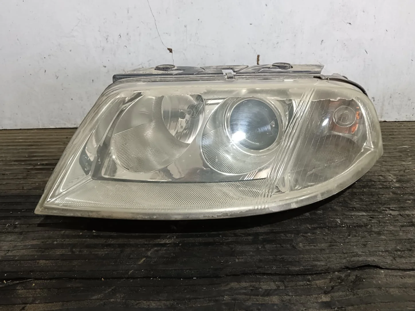 Foto de FARO IZQUIERDO VOLKSWAGEN PASSAT BERLINA (3B3) referencia 3B0941015AN