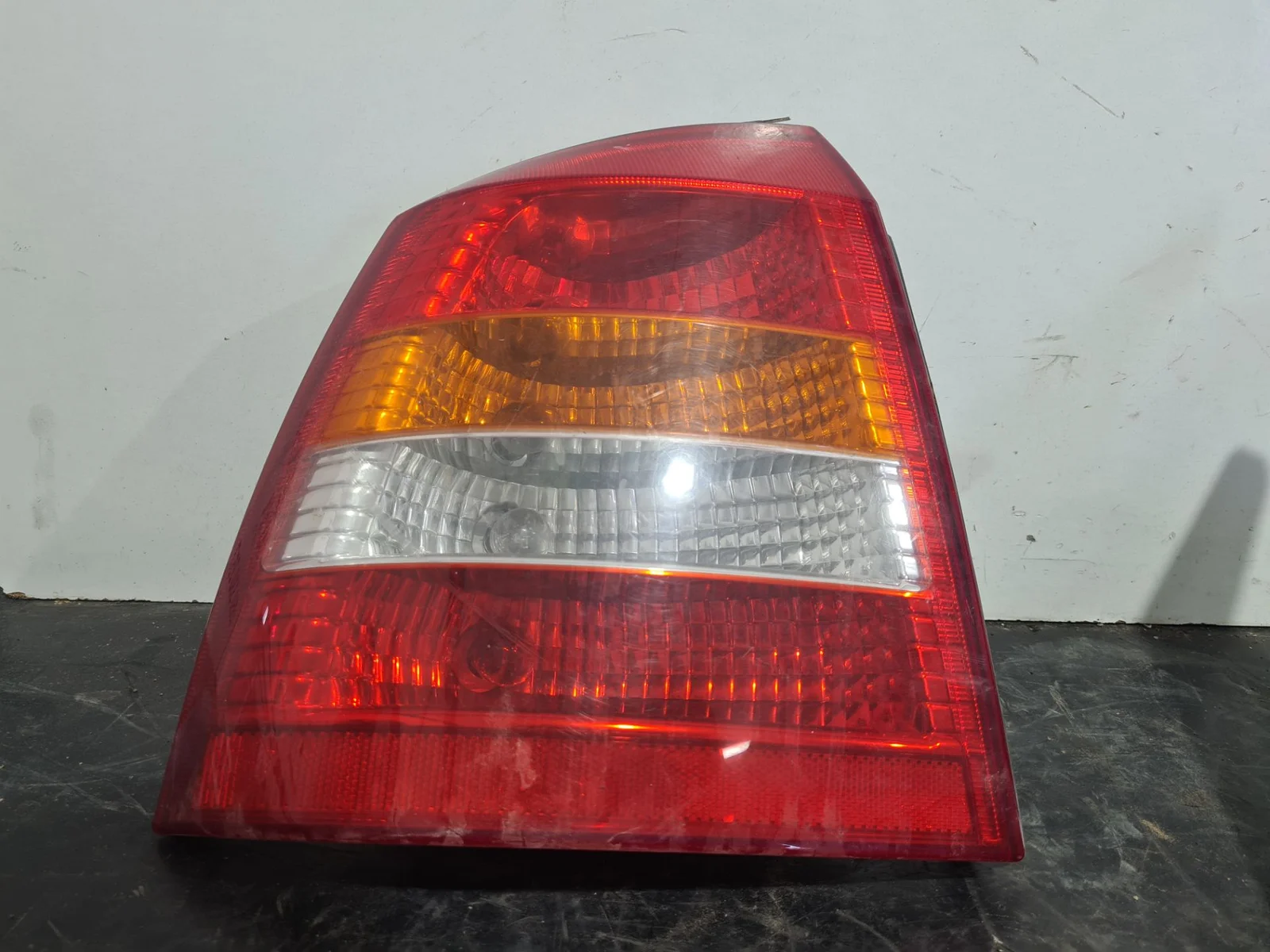 Foto de PILOTO TRASERO IZQUIERDO OPEL ASTRA G BERLINA referencia 90521542