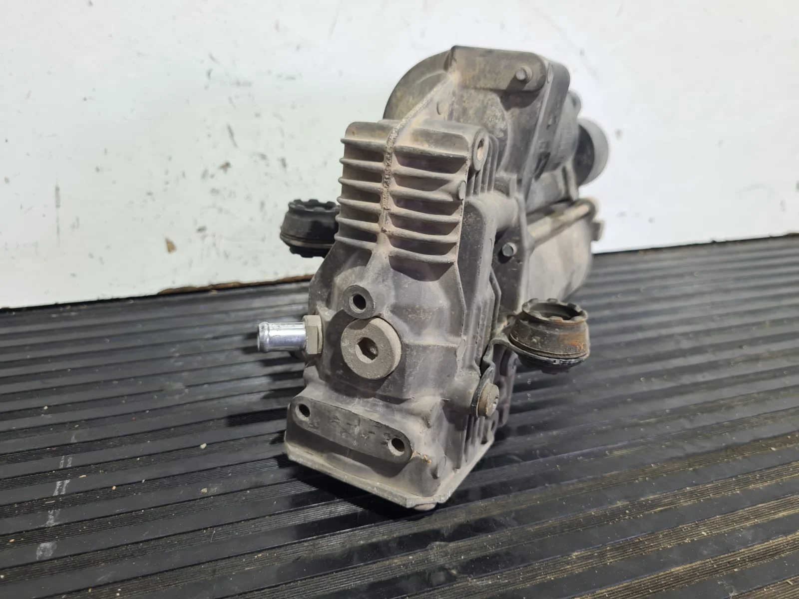 Foto de COMPRESOR NIVELACION SUSPENSION MERCEDES-BENZ CLASE ML (BM 164) referencia A1643201204