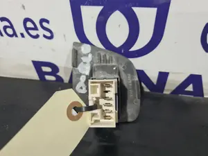 Foto de MANDO ELEVALUNAS DELANTERO DERECHO SIN MARCA SIN MODELO referencia 735402417 foto 2