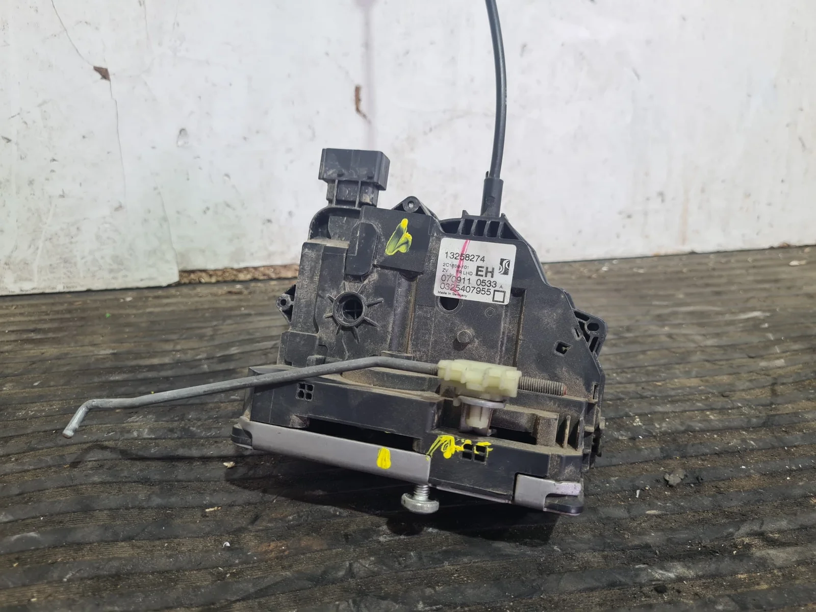 Foto de CERRADURA PUERTA DELANTERA DERECHA OPEL CORSA D referencia 13258274