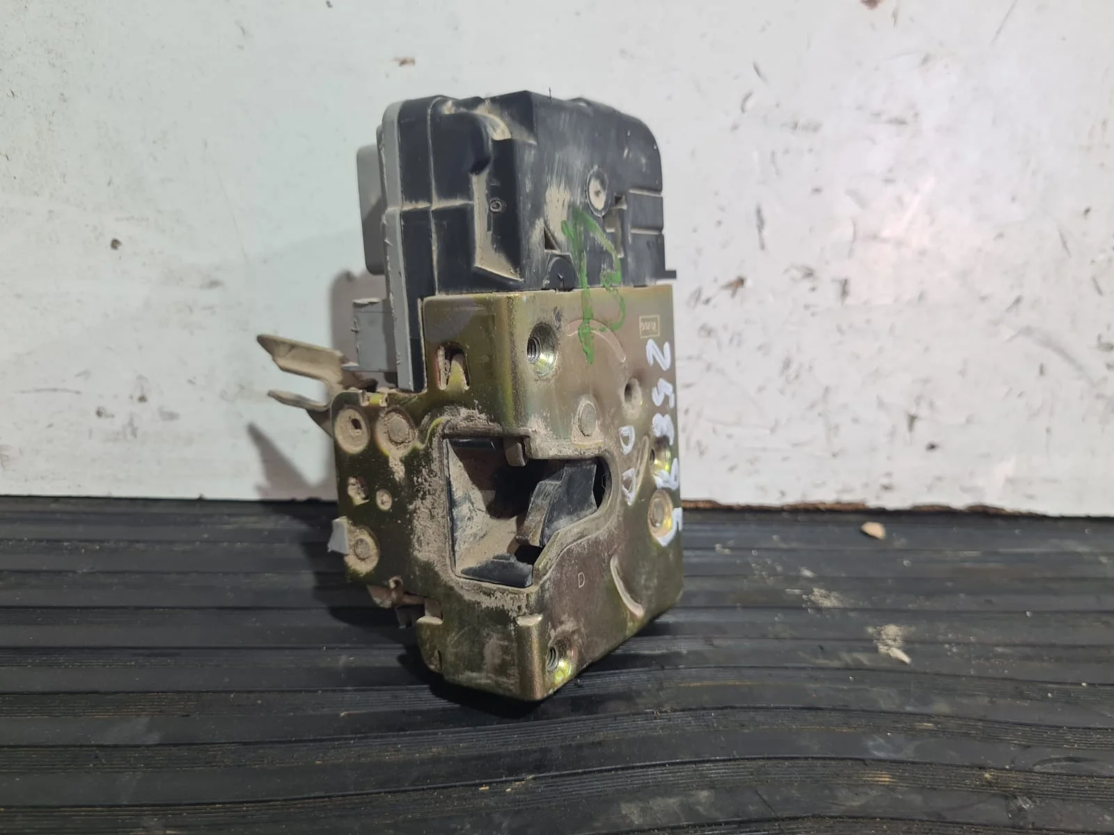 Foto de CERRADURA PUERTA DELANTERA DERECHA OPEL CORSA D