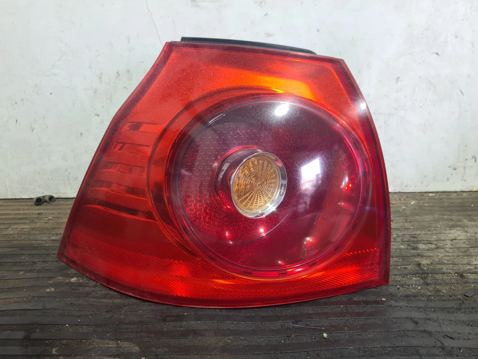 Foto de PILOTO TRASERO IZQUIERDO VOLKSWAGEN GOLF V (1K1)(10.2003) referencia 1K6945111C