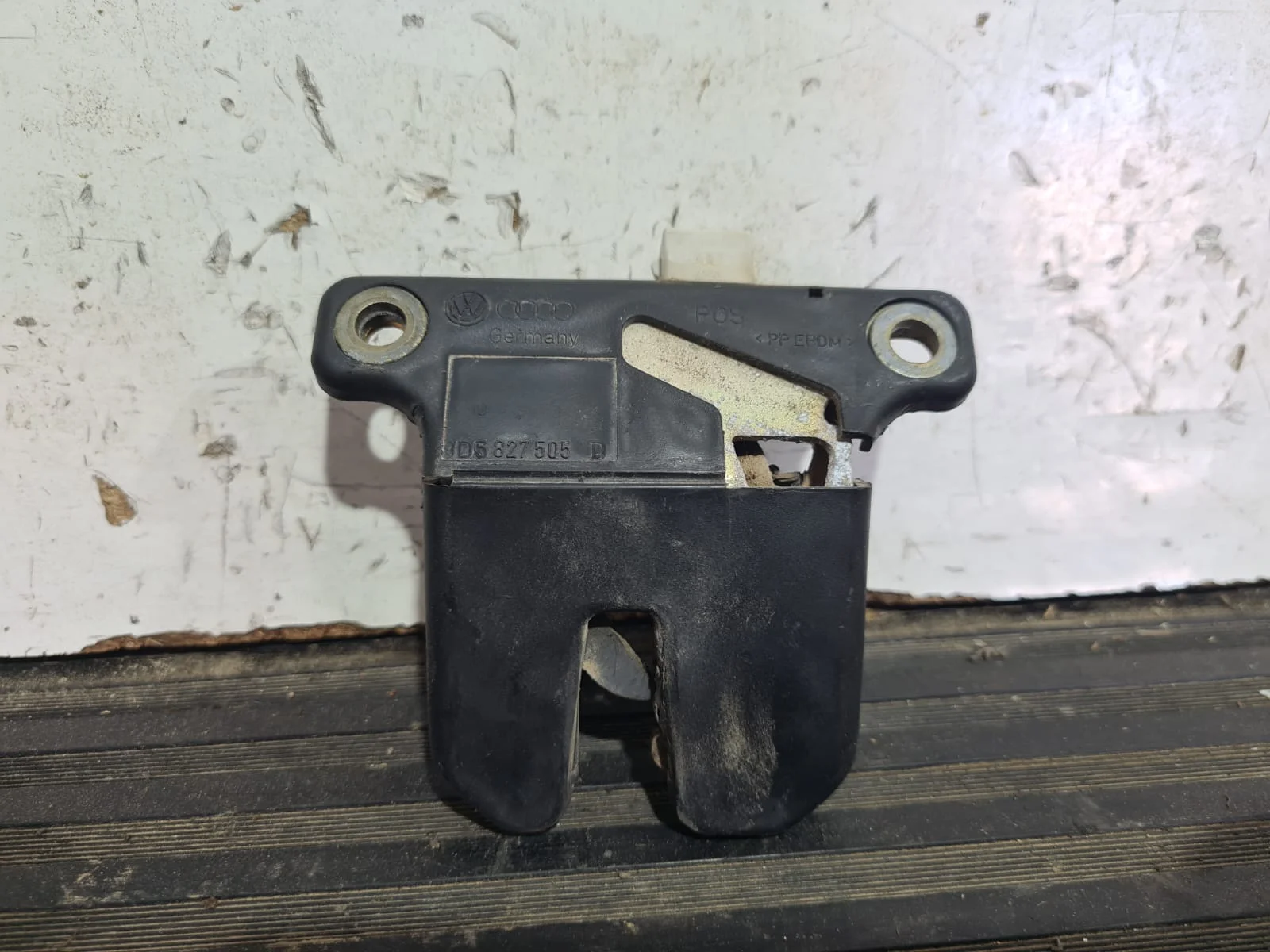 Foto de CERRADURA MALETERO / PORTON SEAT LEON (1M1) referencia 8D5827505D
