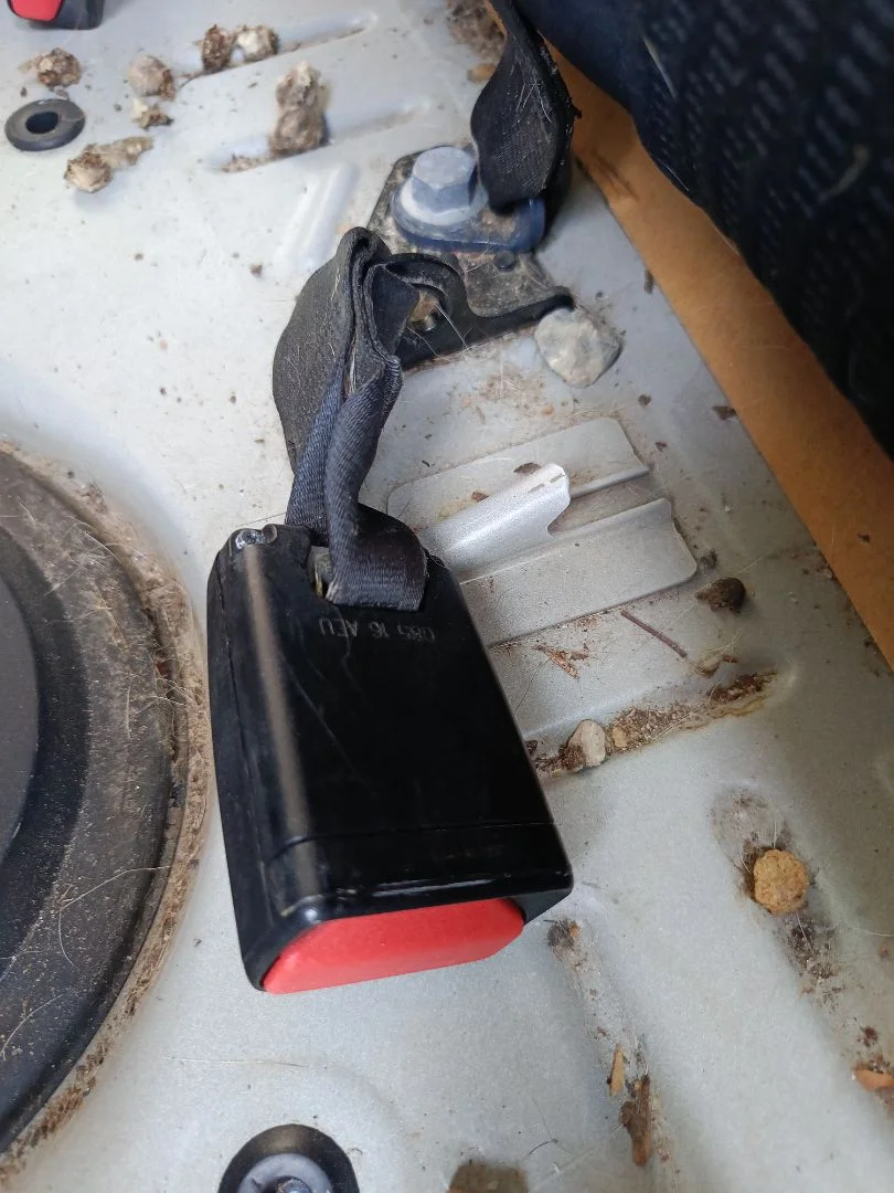 Foto de ENGANCHE CINTURON TRASERO IZQUIERDO PEUGEOT 208