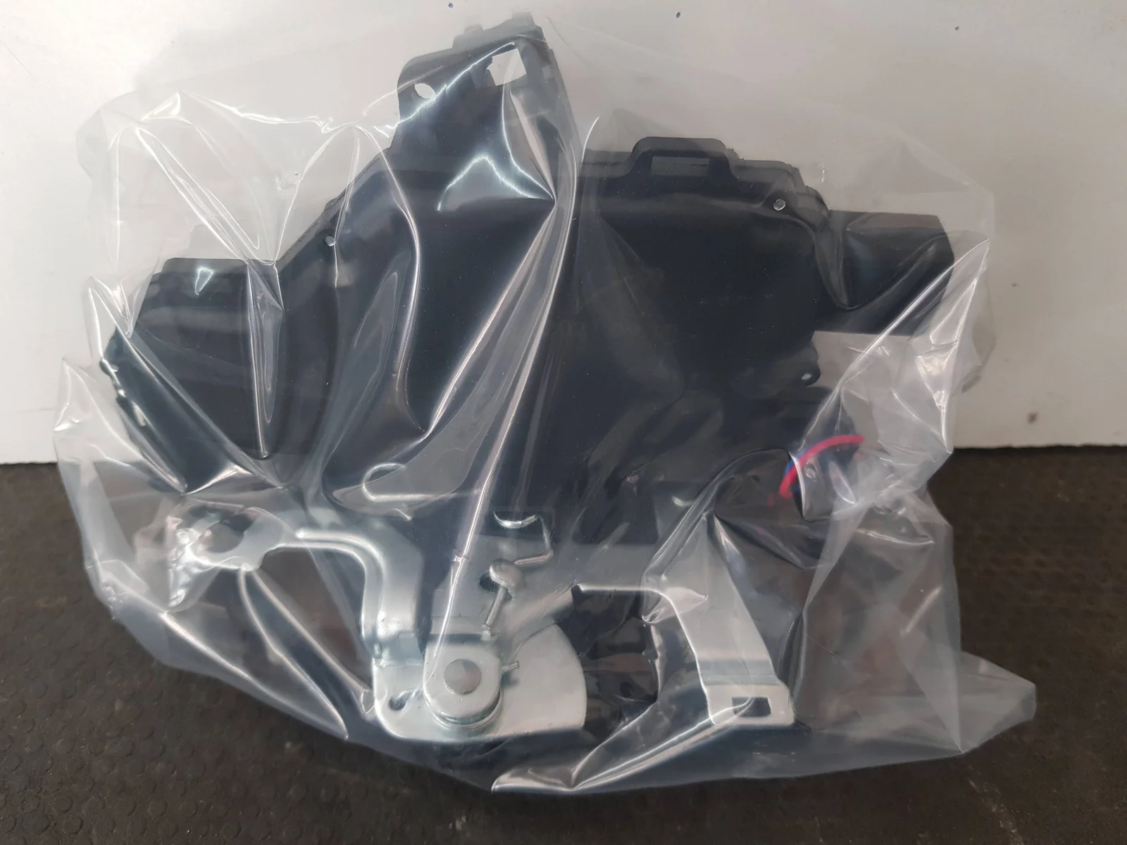Foto de CERRADURA PUERTA TRASERA DERECHA VOLKSWAGEN GOLF IV BERLINA (1J1)(10.1997) referencia 3B1839016