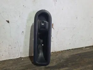 Foto de MANDO ELEVALUNAS DELANTERO DERECHO RENAULT CLIO III referencia 8200356517