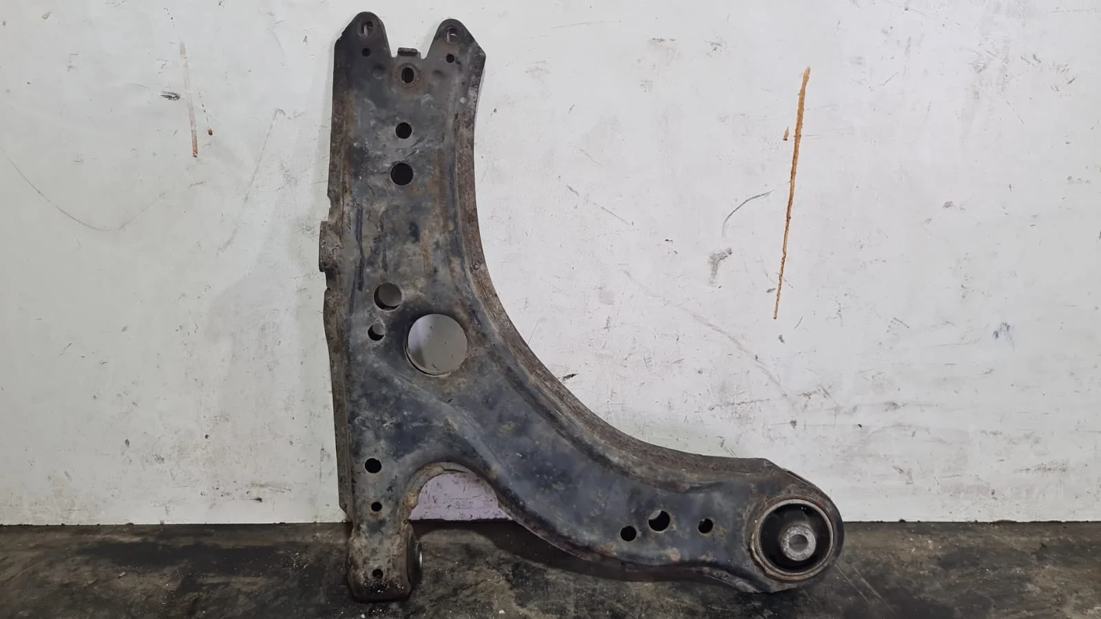 Foto de BRAZO SUSPENSION INFERIOR DELANTERO IZQUIERDO VOLKSWAGEN GOLF IV BERLINA (1J1)(10.1997)