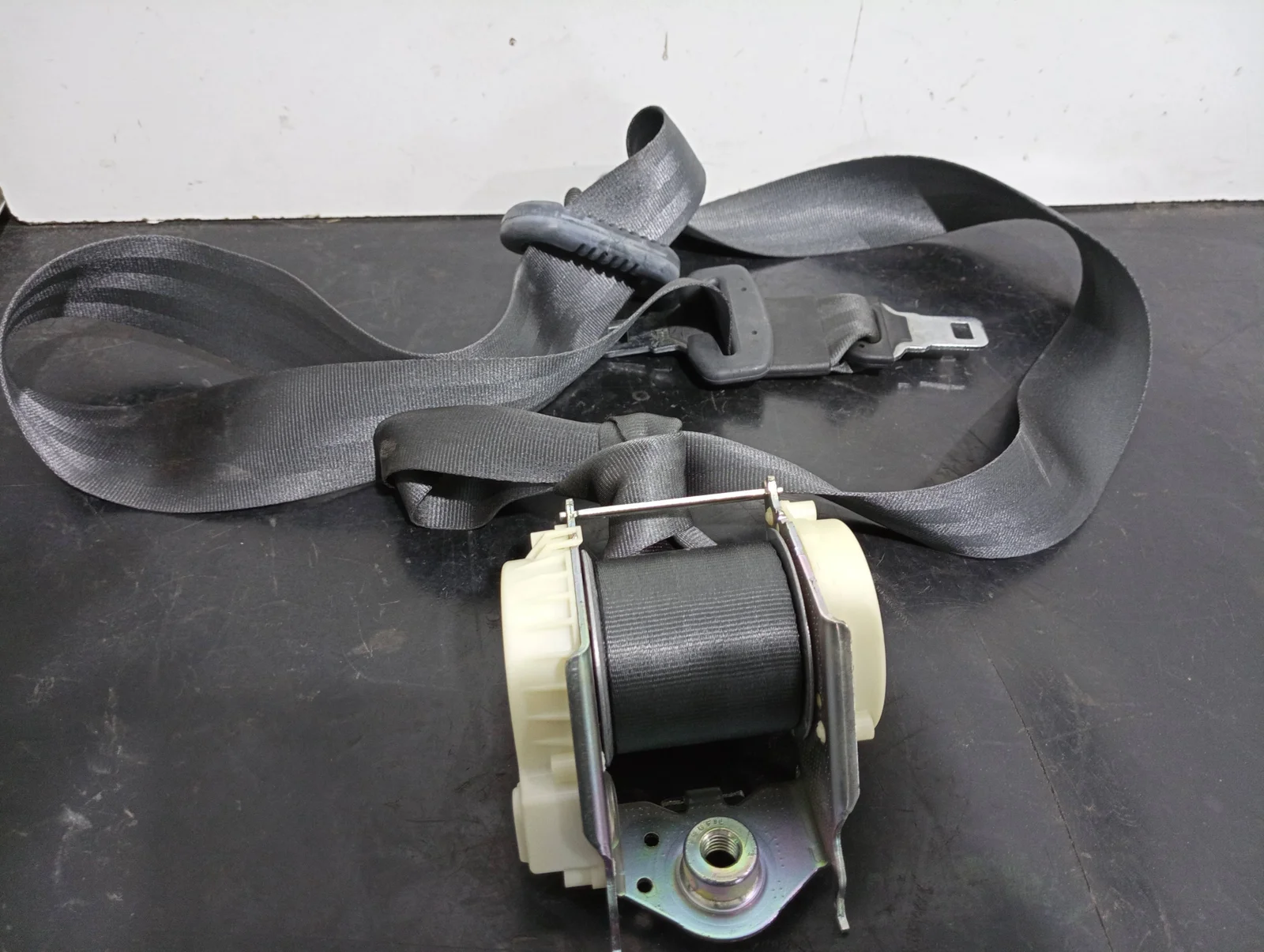 Foto de CINTURON SEGURIDAD TRASERO CENTRAL RENAULT CLIO III referencia 33056057D