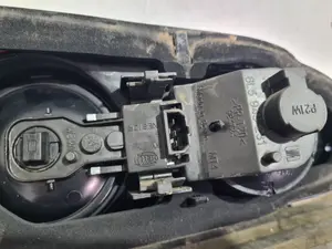Foto de PILOTO TRASERO DERECHO INTERIOR SEAT CORDOBA BERLINA (6L2) referencia 6L5945231 foto 5