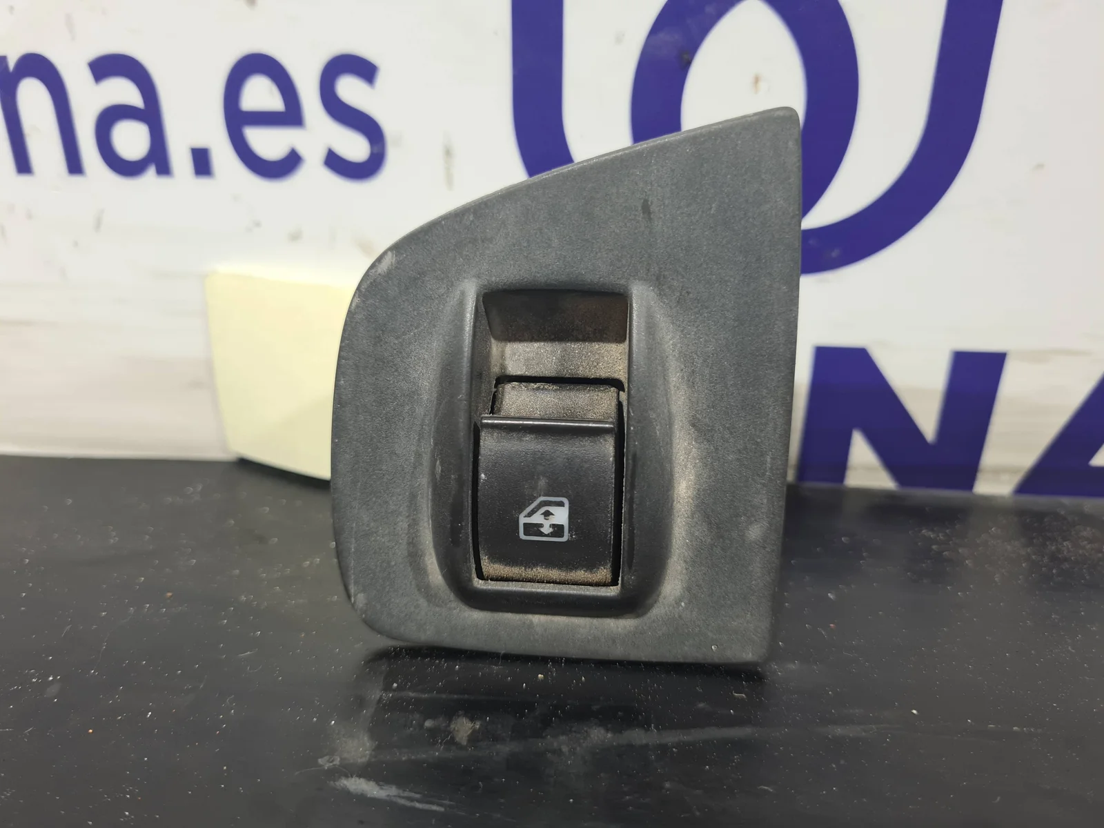 Foto de MANDO ELEVALUNAS DELANTERO DERECHO SIN MARCA SIN MODELO referencia 735402417