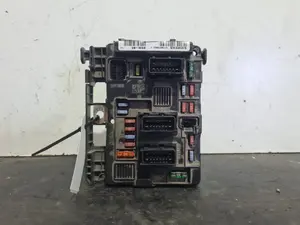 Foto de CAJA RELES / FUSIBLES SIN MARCA SIN MODELO referencia 9650618480